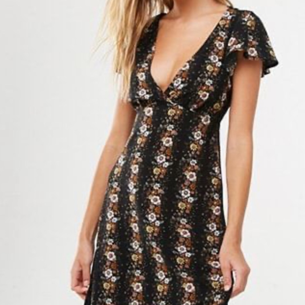 Forever 21 Black and Cream Flutter Sleeve Maxi Dress